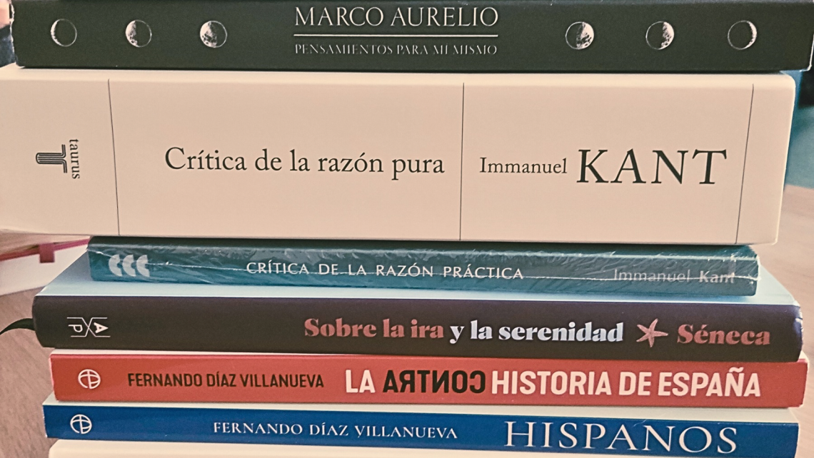 Libros de filosofía e historia apilados