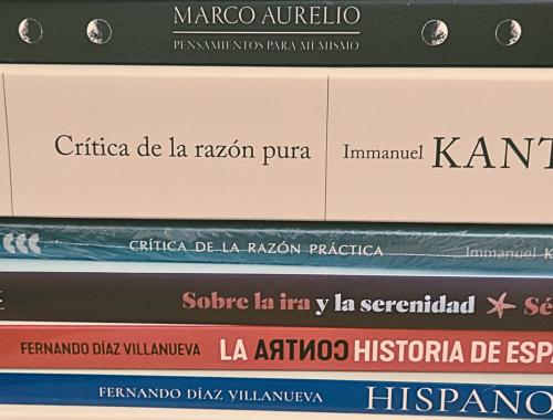 Libros de filosofía e historia apilados