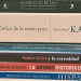 Libros de filosofía e historia apilados